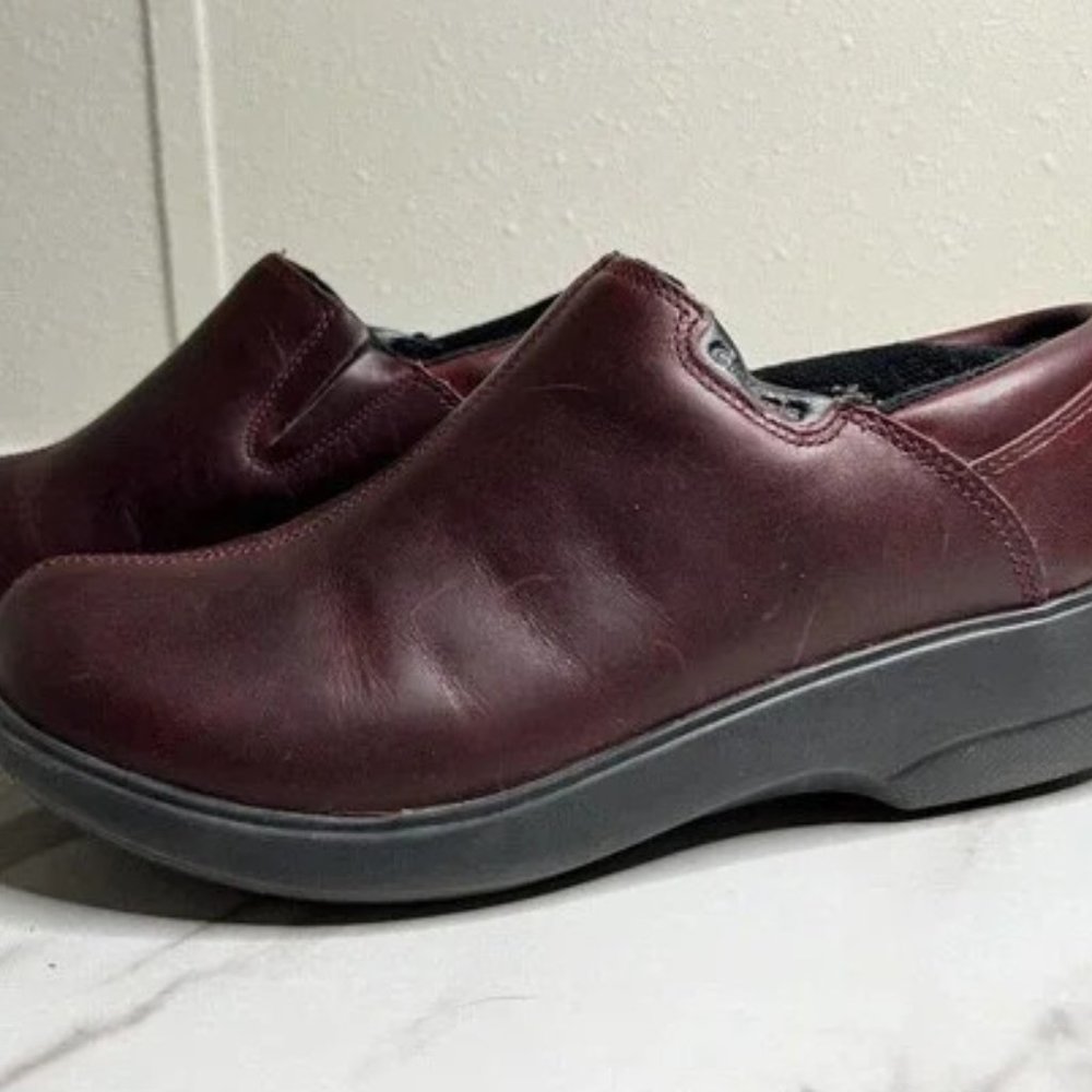 Crocs Work Women's 7 Burgundy Red Oiled Leather Loafers Slip On Clogs